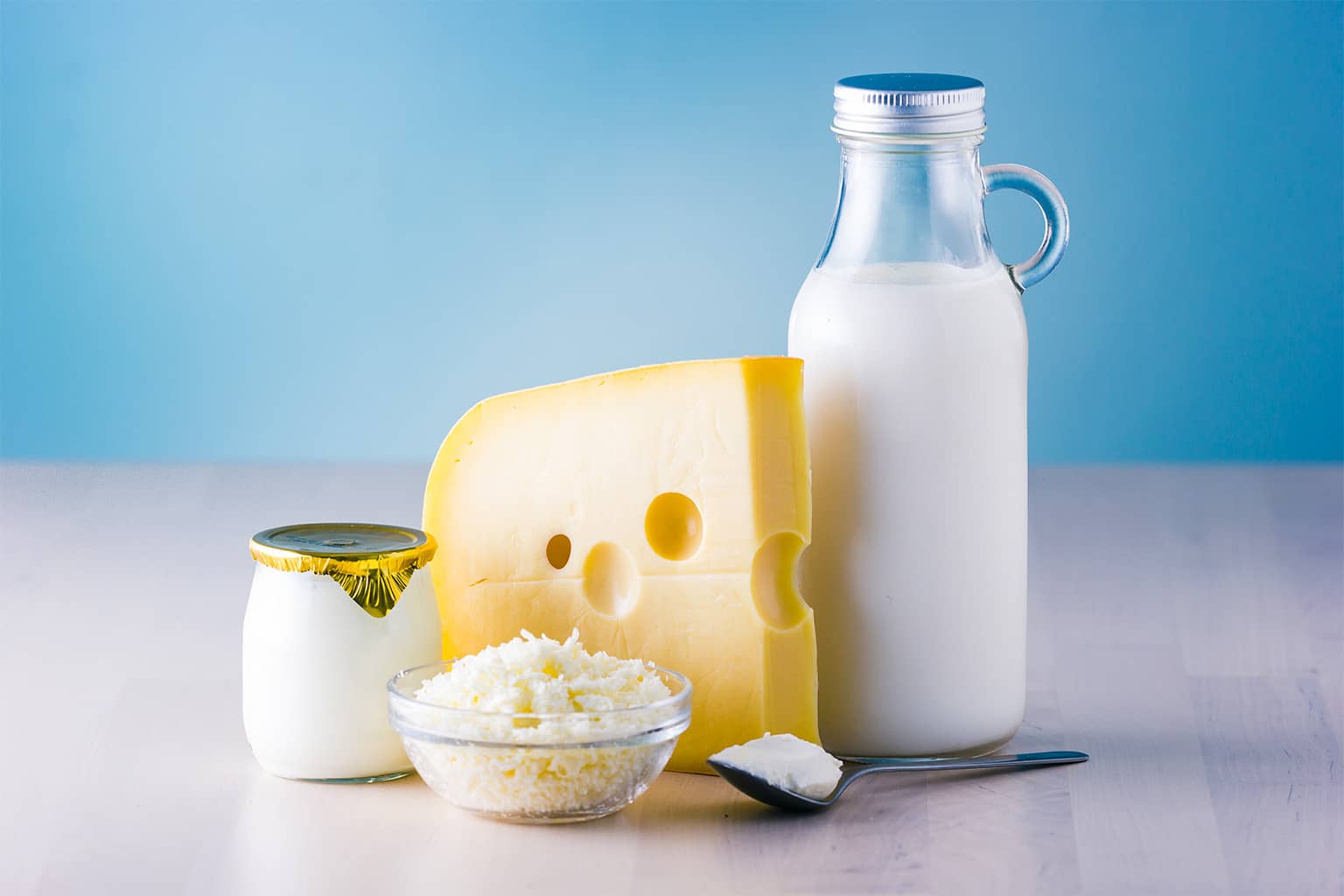 Collage aus Milch, Sahne und Käse symbolisiert die TAMI-Lösungen für Milch und Molkereiprodukte.