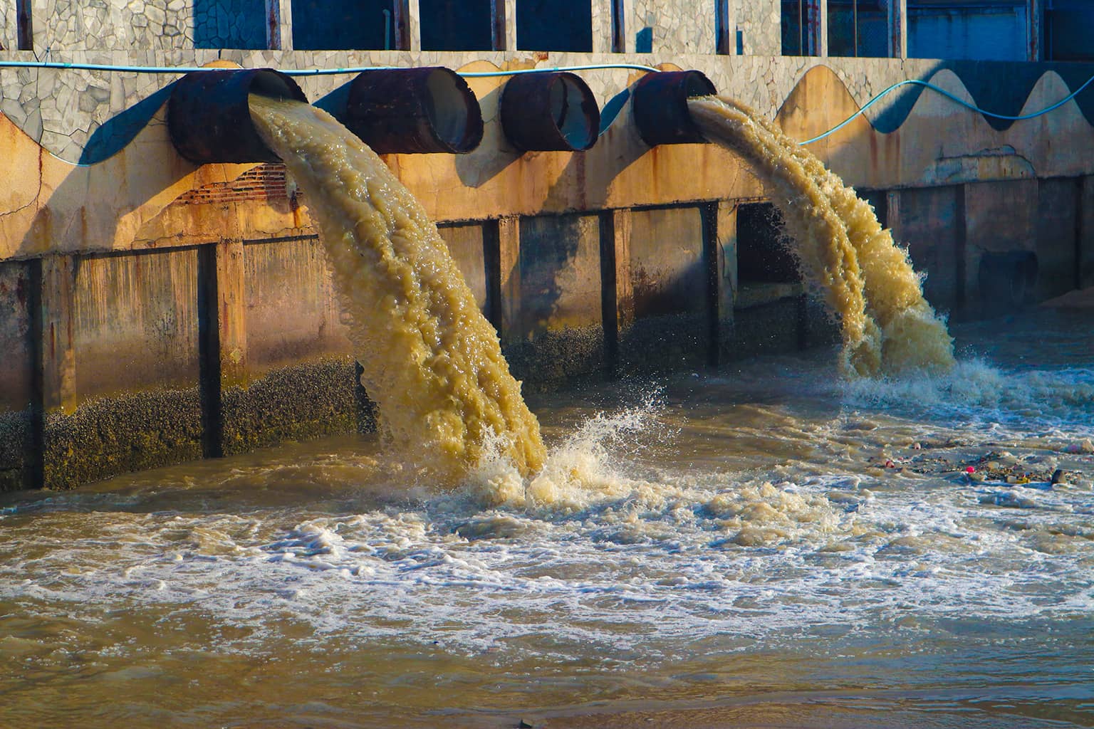 Moderne Industrieabwasser-Ableitung symbolisiert die TAMI-Lösungen für Flüssigkeiten in der Metallurgie.